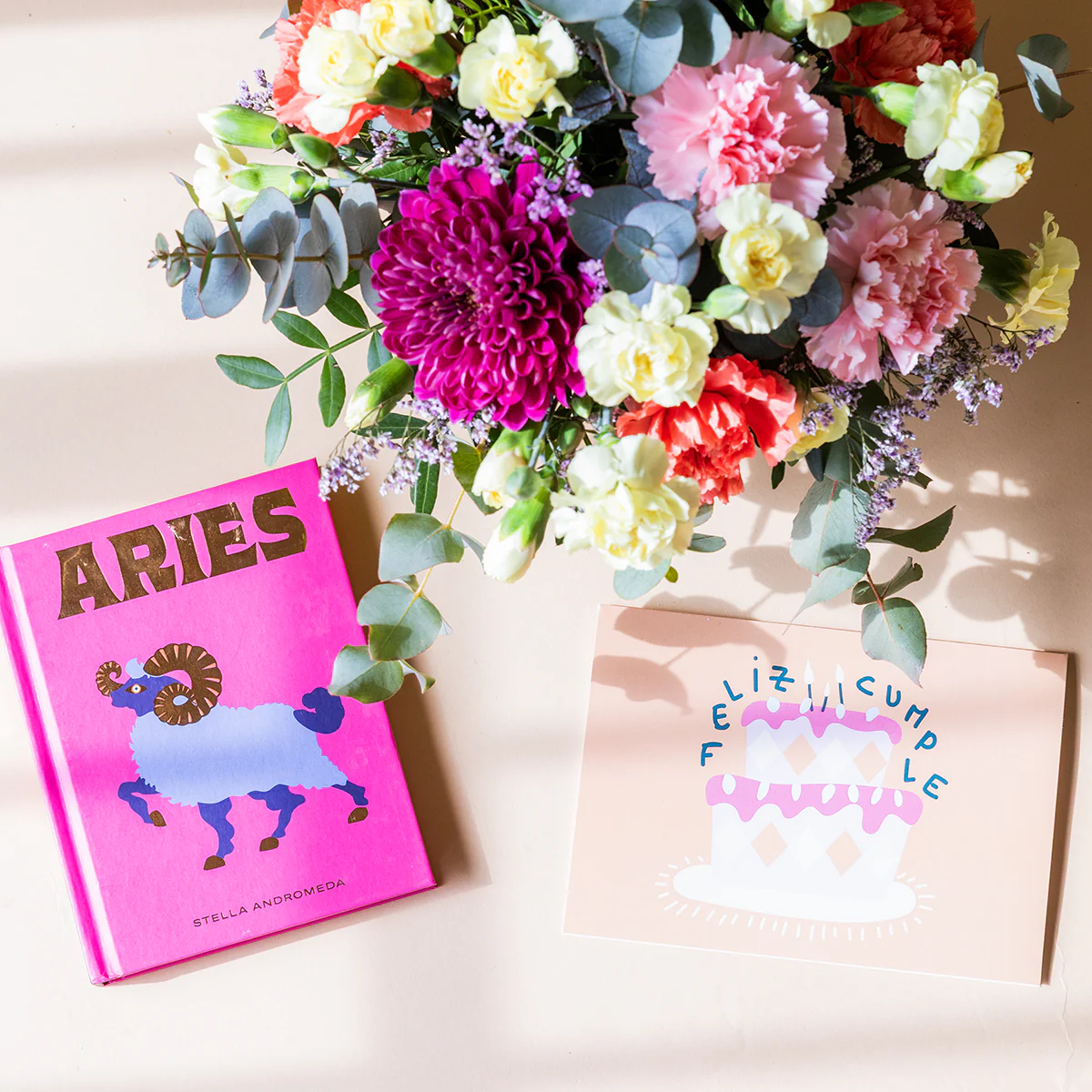 Arreglo de Flores con Libro Horóscopo Aries y Tarjeta - Image 3