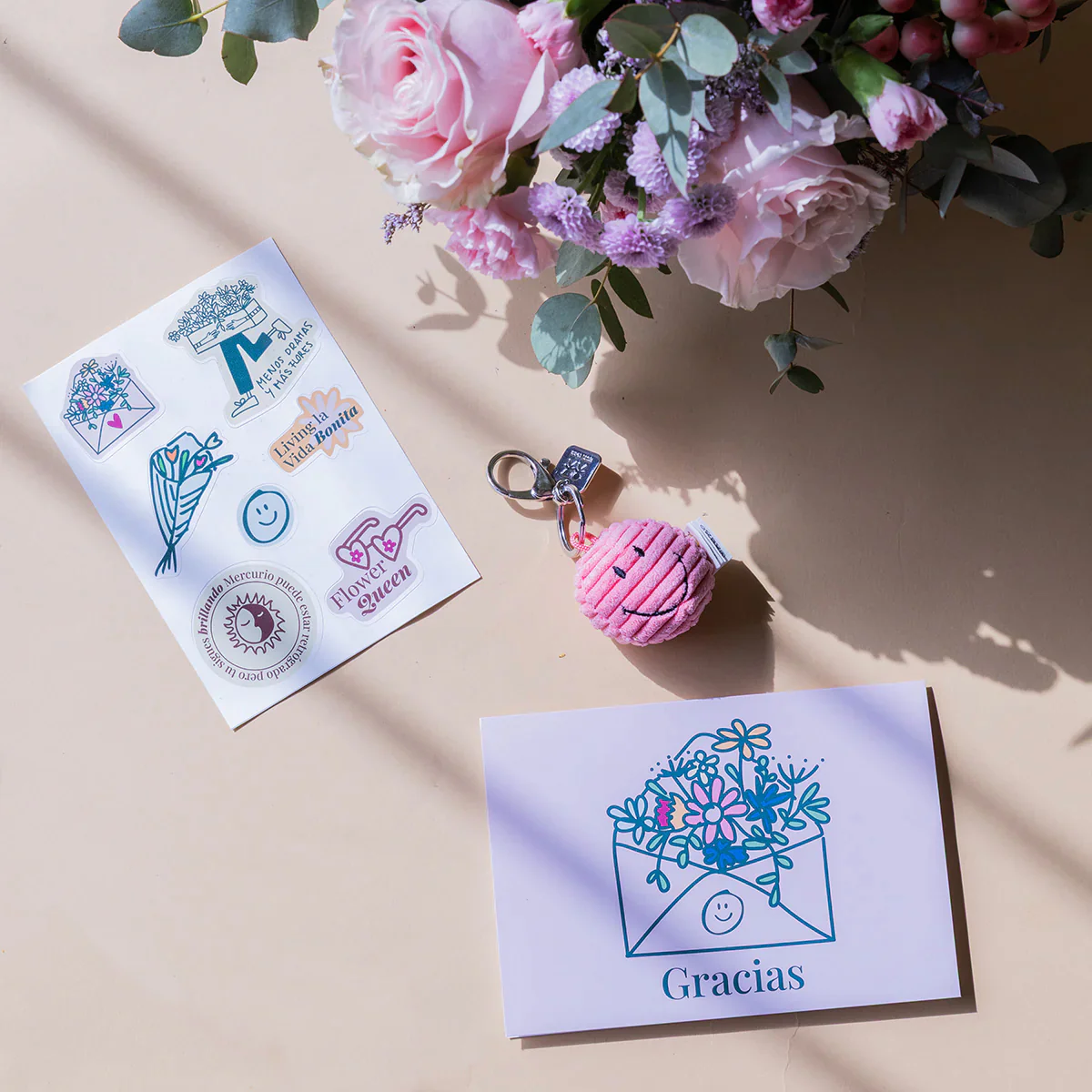 Arreglo de Flores con Llavero, Pegatinas y Tarjeta - Image 3