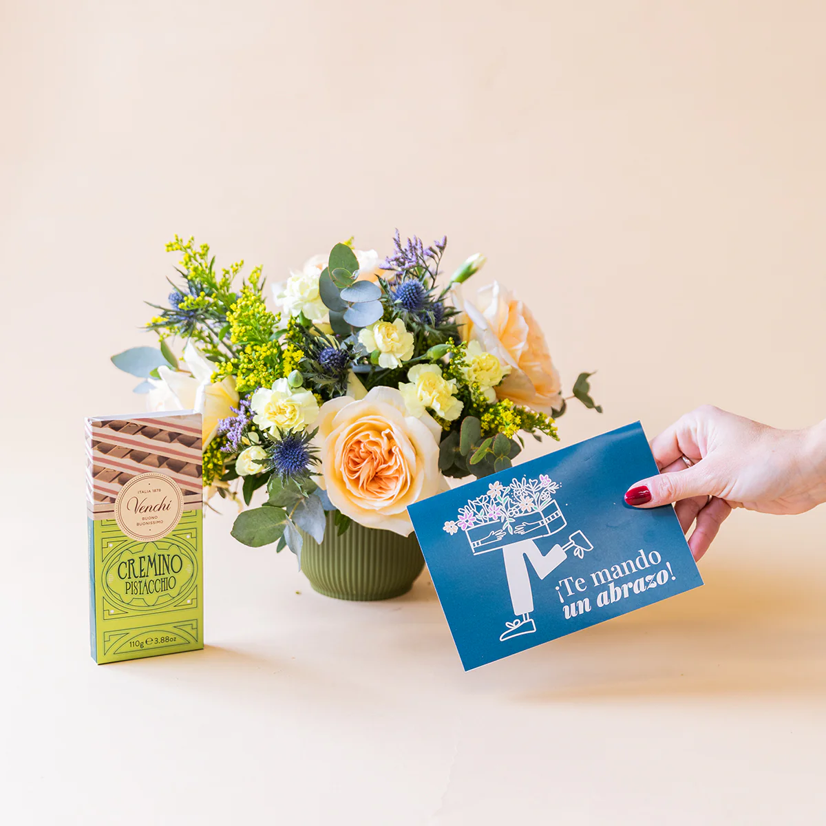 Arreglo Rosas crema con Chocolate y Tarjeta - Image 3