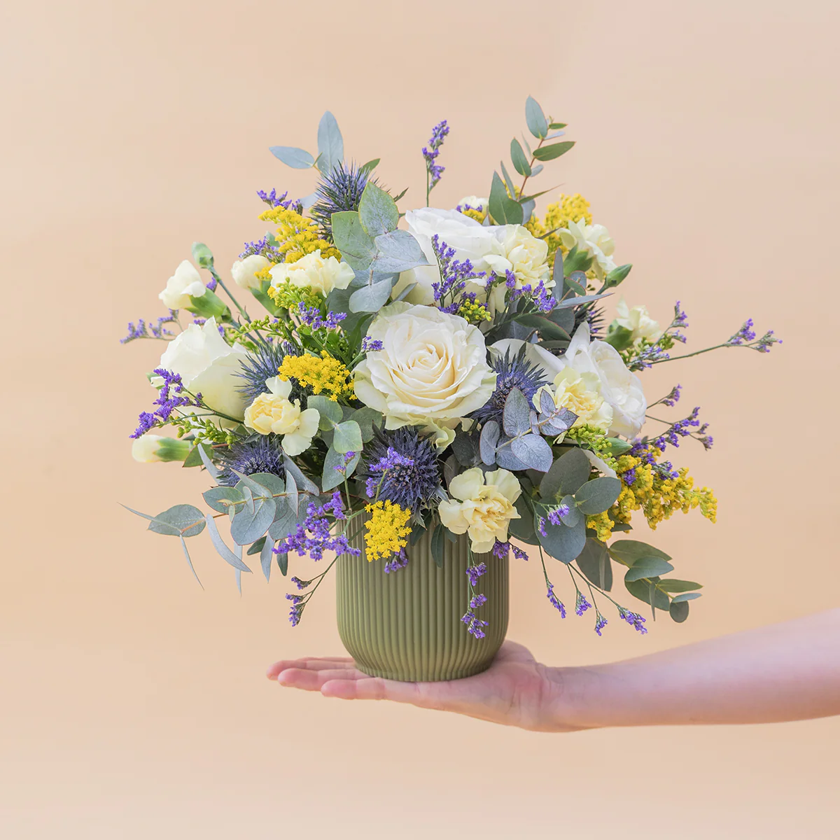 Arreglo Rosas crema con Chocolate y Tarjeta - Image 4