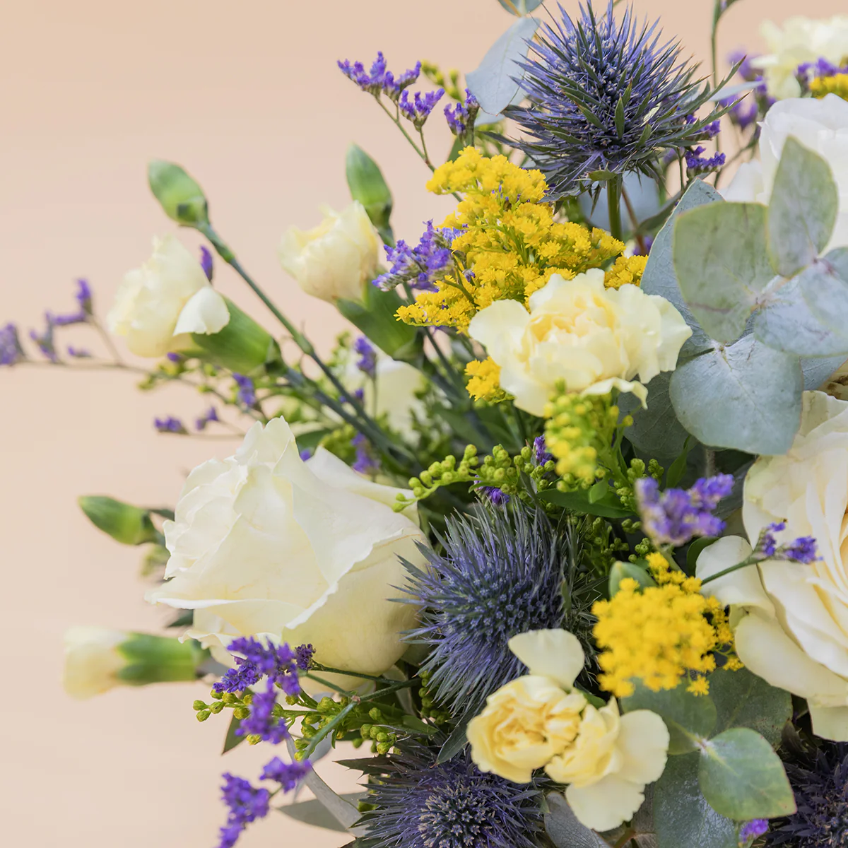 Arreglo Rosas crema con Chocolate y Tarjeta - Image 5